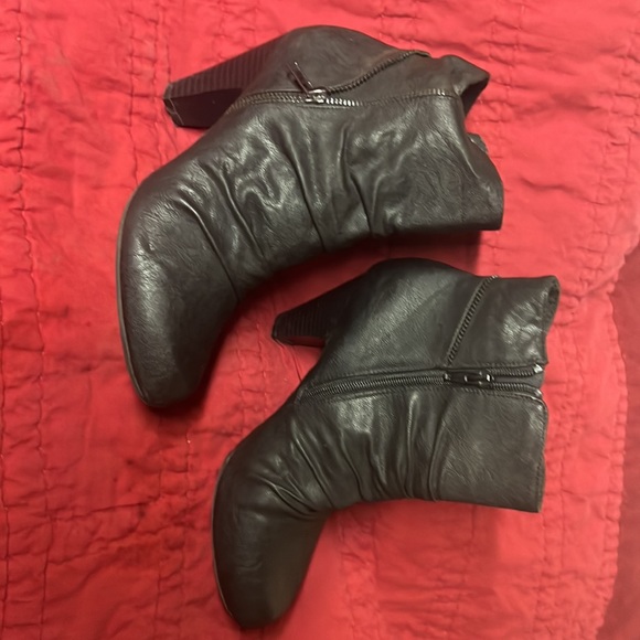 Ladies boots, good condition, heels scuffed - Picture 2 of 5